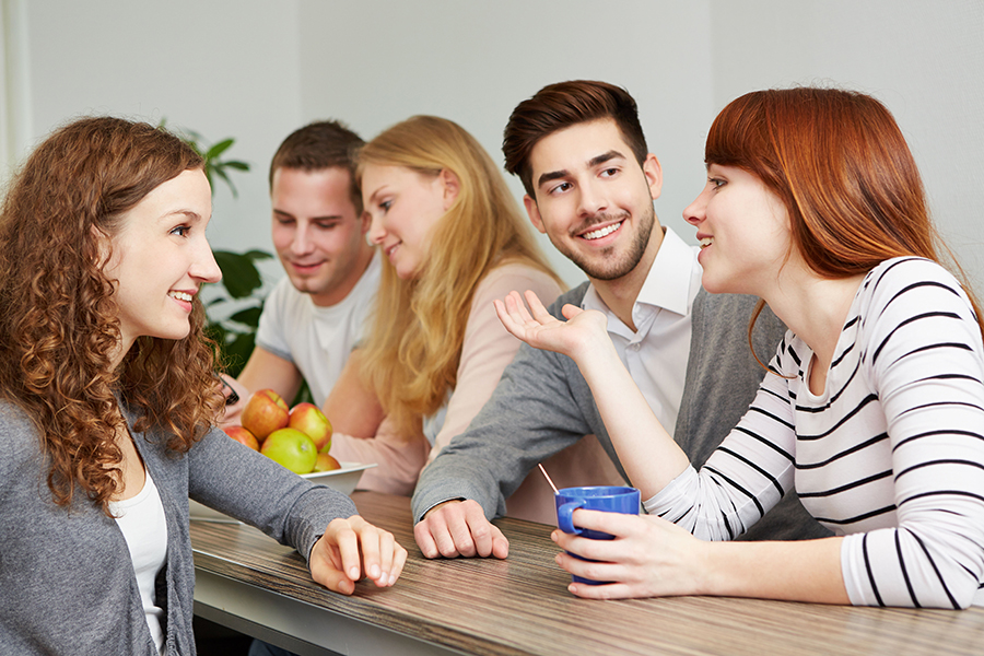 Junge Menschen im Gespräch Junge Menschen im Gespräch